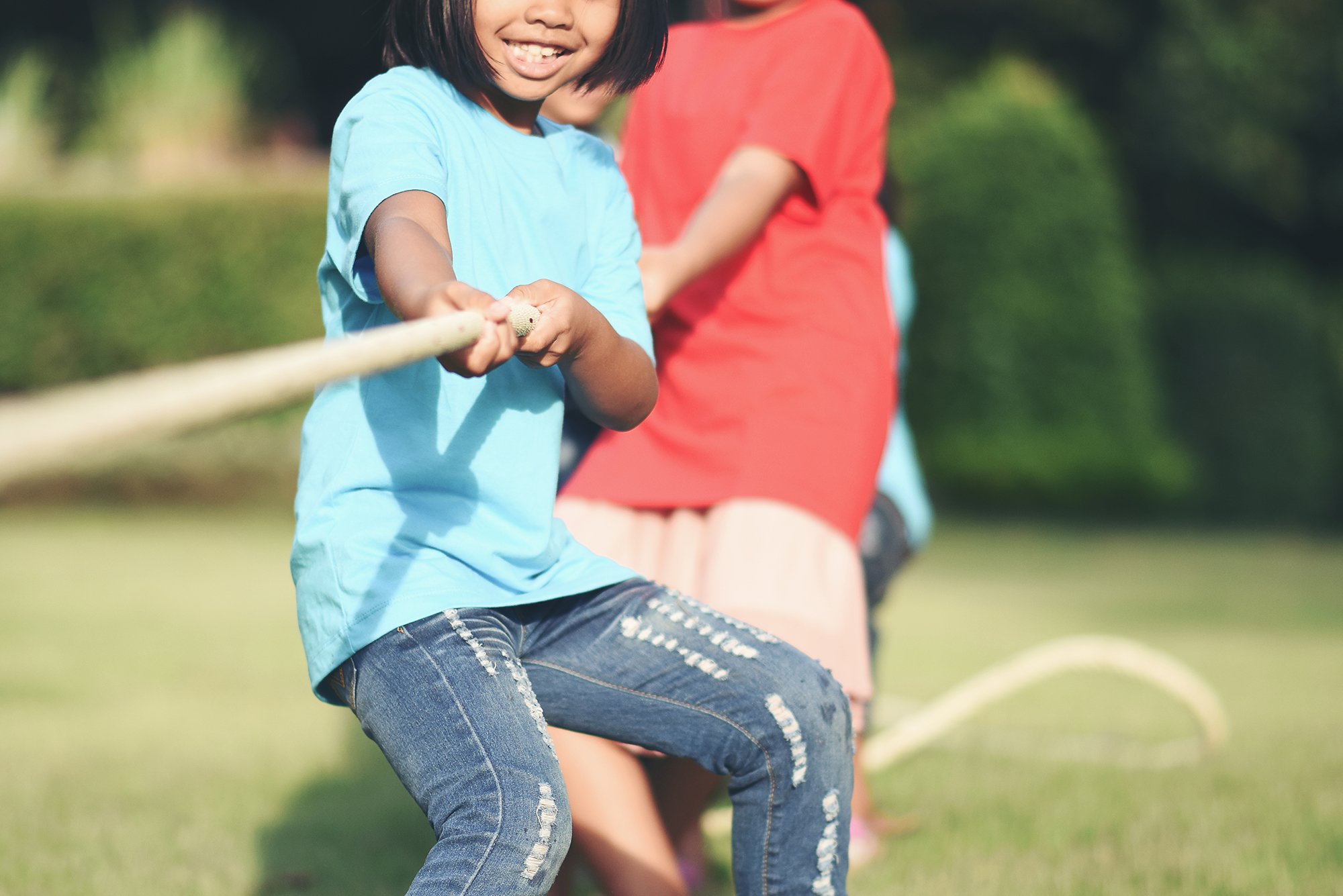 kids playing 'tug of war'