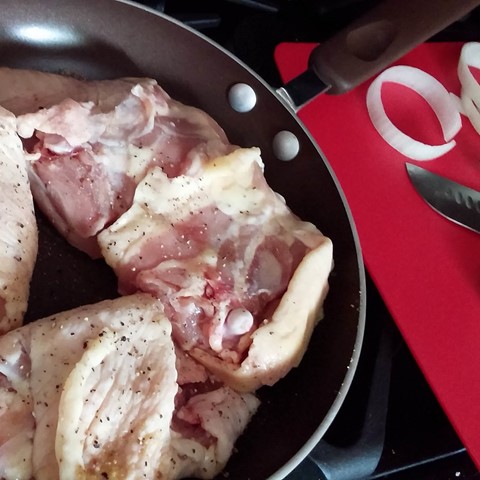 Cooking chicken in pan