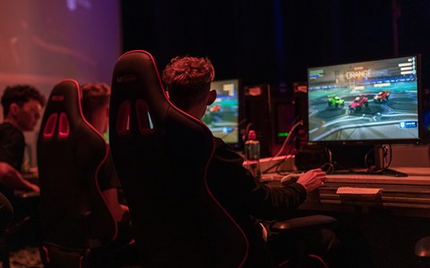 students-playing-esports